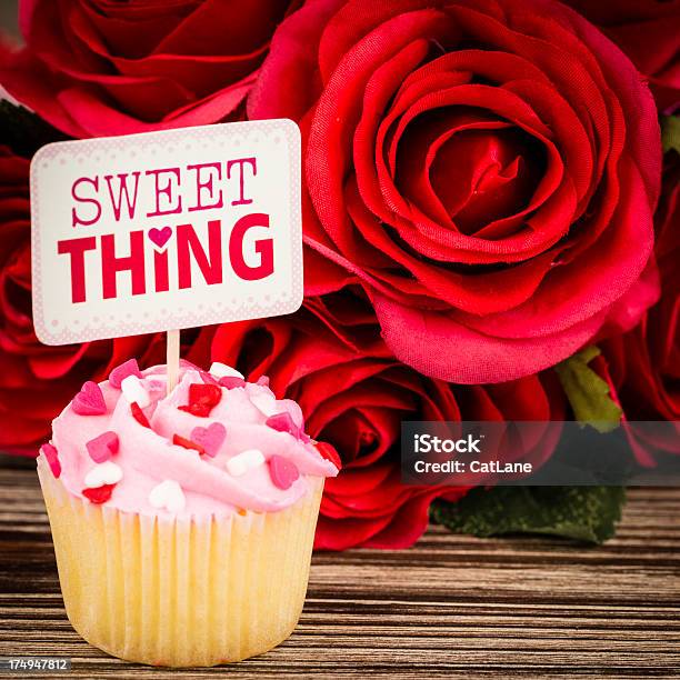 San Valentino Cupcake E Rose - Fotografie stock e altre immagini di Amore - Amore, Cibo, Colore brillante