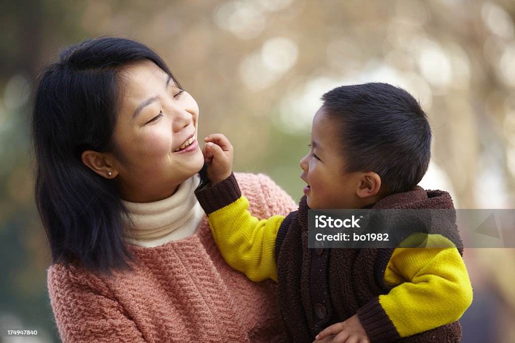 Kleiner Junge spielt mit seiner Mutter - Lizenzfrei 25-29 Jahre Stock-Foto