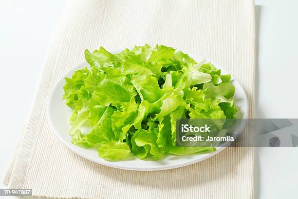Placa De Lechuga Foto de stock y más banco de imágenes de Alimento - Alimento, Blanco - Color, Comida sana