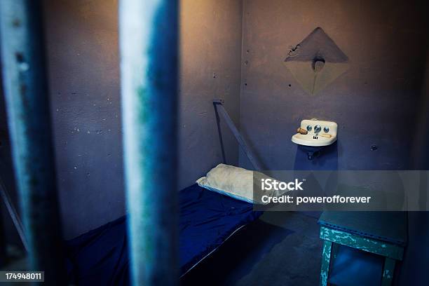 Vecchio Cella - Fotografie stock e altre immagini di Prigione - Prigione, Letto da campo, Sbarra del carcere