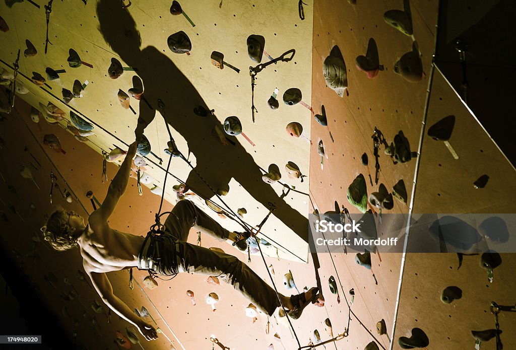 Arrampicata in the dark - Foto stock royalty-free di Adulto