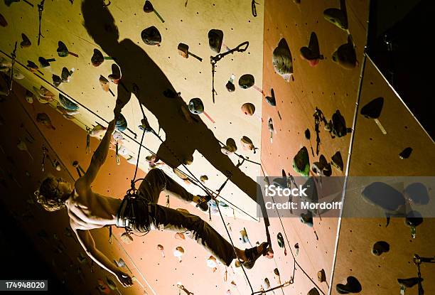 Foto de Escalada No Escuro e mais fotos de stock de Academia de ginástica - Academia de ginástica, Adulto, Alcançar