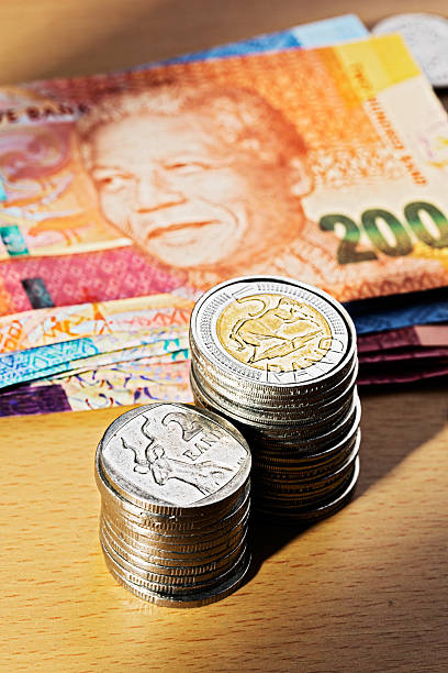 南アフリカ通貨はニュー・マンデラ banknotes とシルバーの硬貨 - nelson mandela wildebeest blue new ストックフォトと画像