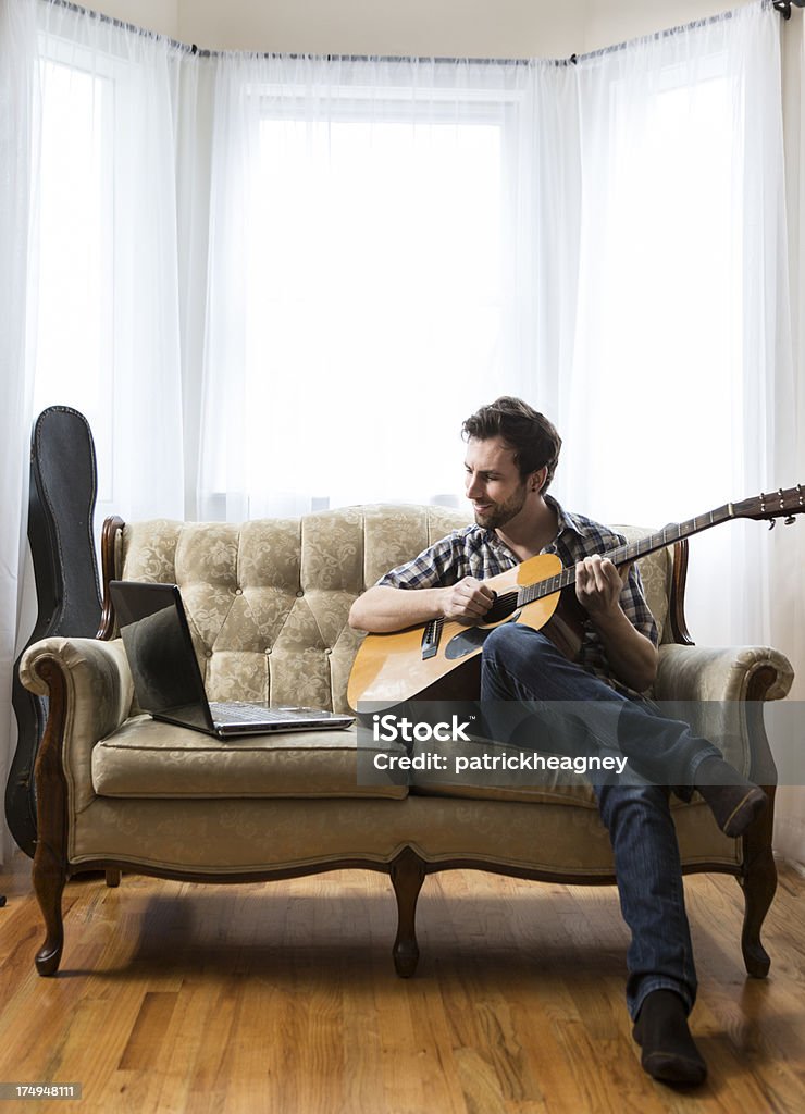 Homem com Laptop e guitarra - Foto de stock de 20 Anos royalty-free