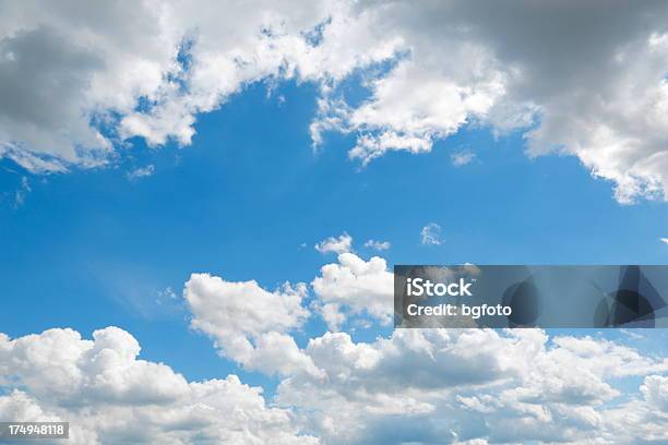 Photo libre de droit de Ciel Bleu Et Nuages banque d'images et plus d'images libres de droit de Blanc - Blanc, Bleu, Bordure