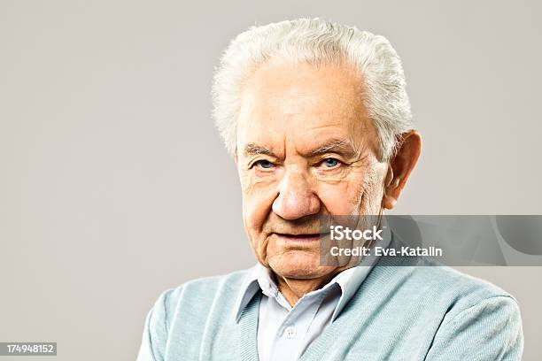 Uomo Anziano Sorridendo Alla Telecamera - Fotografie stock e altre immagini di 70-79 anni - 70-79 anni, 80-89 anni, Adulto