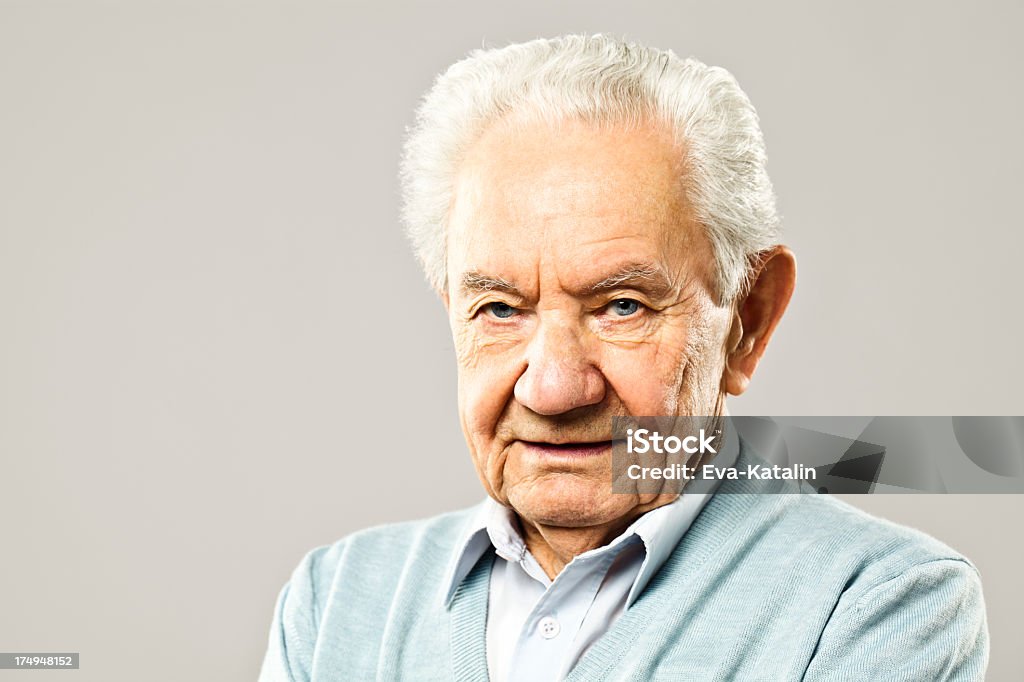 Homem sênior sorrindo para a câmera - Foto de stock de 70 anos royalty-free