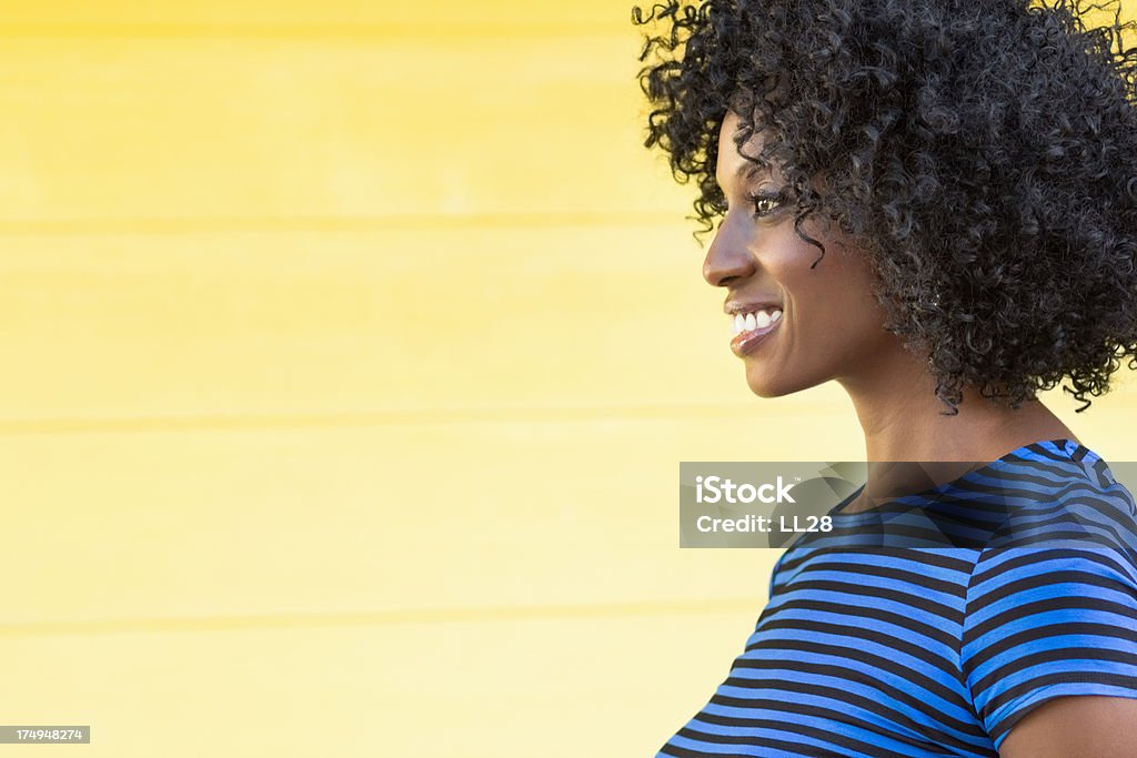 African American femme regardant loin - Photo de Bonheur libre de droits