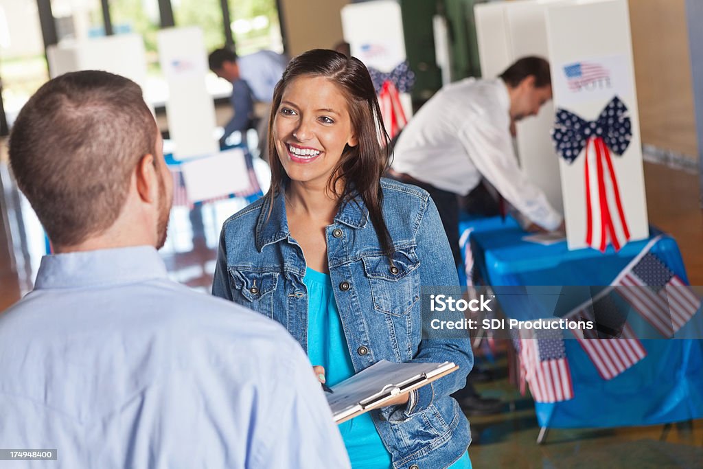 Eleição voluntário conversarem com os eleitores - Foto de stock de Política royalty-free