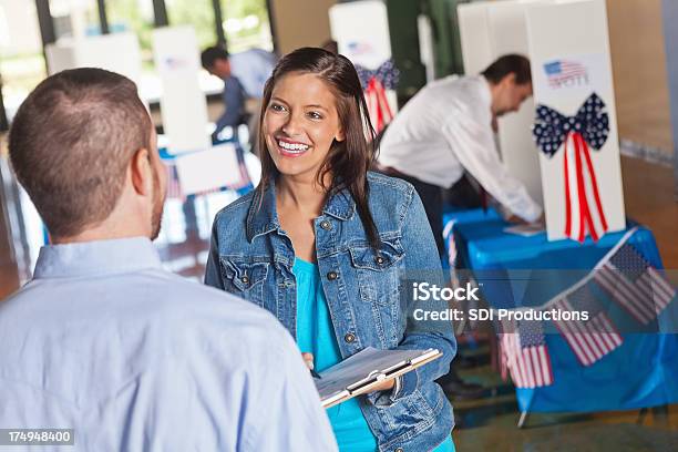 Foto de Eleição Voluntário Conversarem Com Os Eleitores e mais fotos de stock de Política - Política, Voluntário, Adulto