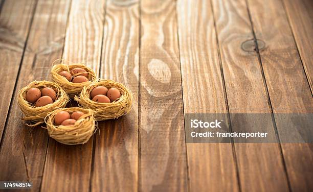 Foto de De Ovos De Páscoa No Ninho Fundo De Madeira e mais fotos de stock de Caça ao ovo da Páscoa - Caça ao ovo da Páscoa, Colorido, Decoração