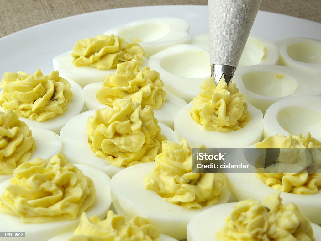 Preparación de huevos mimosa - Foto de stock de Huevos mimosa libre de derechos