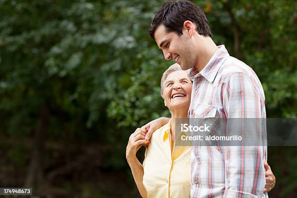 활기참 젊은 손자 및 Grandma 걷기 노인에 대한 스톡 사진 및 기타 이미지 - 노인, 다세대 가족, 손자