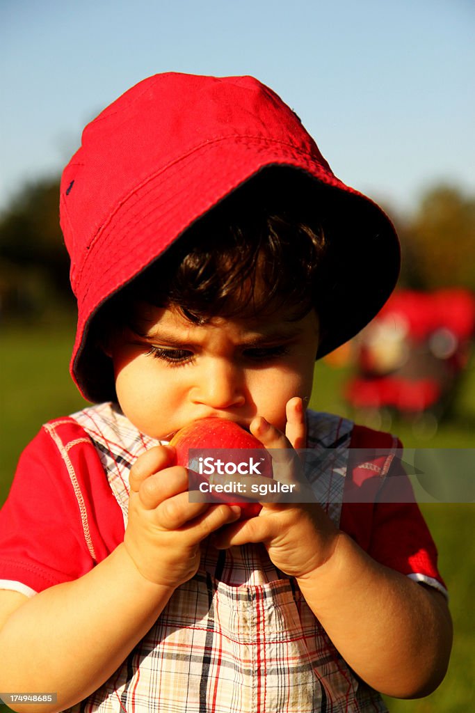 Petite fille avec pomme - Photo de Agriculture libre de droits