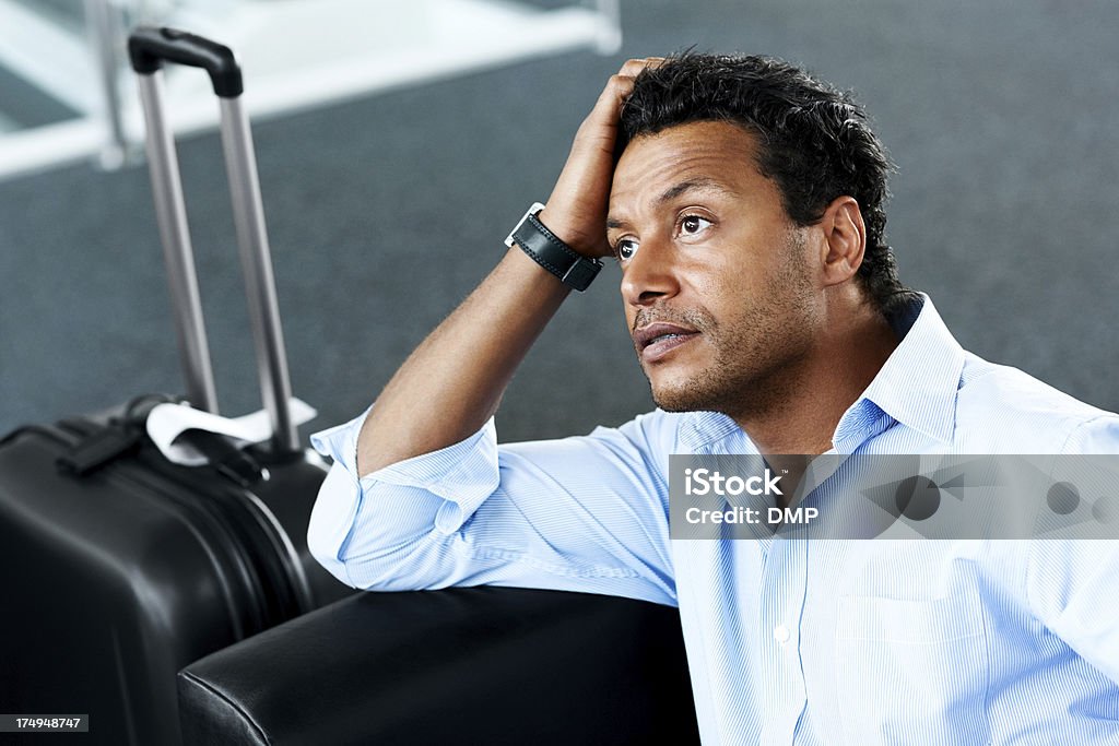 Homme d'affaires en attente pour le vol à l'aéroport - Photo de Affolé libre de droits