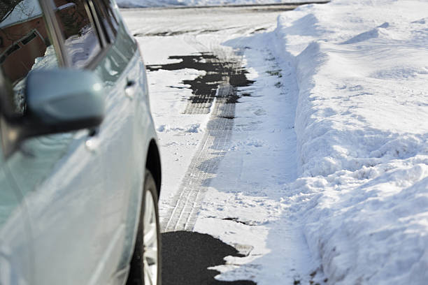 auto parcheggiate in inverno passo carraio - isweather2013 foto e immagini stock