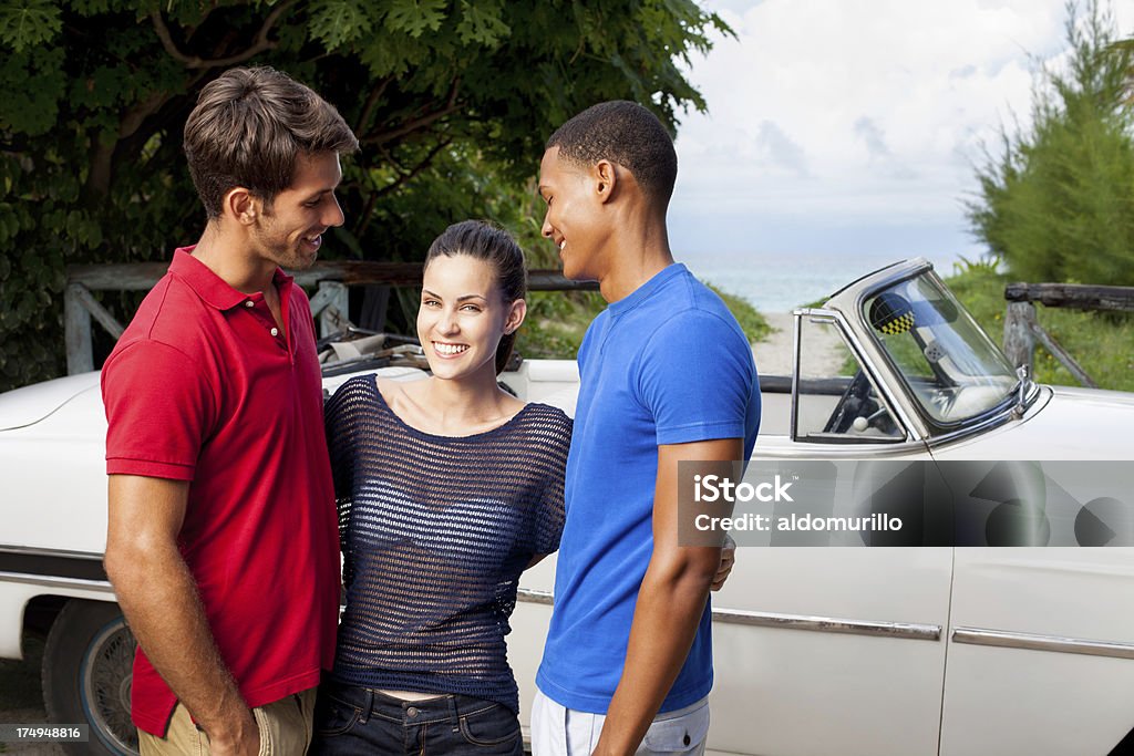 Bela jovem mulher com amigos de férias - Foto de stock de Carro de colecionador royalty-free