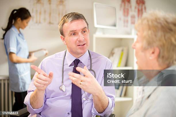 Foto de Doc Com Paciente Sênior Feliz e mais fotos de stock de 20 Anos - 20 Anos, 20-24 Anos, 40-44 anos