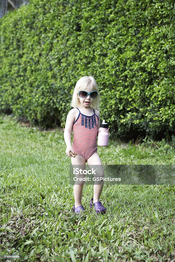 Portrait de la belle petite fille de promenades dans la nature - Photo de Beauté libre de droits