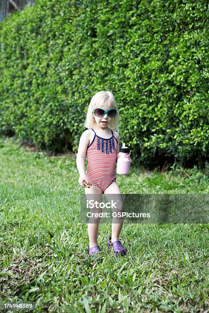 Photo libre de droit de Portrait De La Belle Petite Fille De Promenades Dans La Nature banque d'images et plus d'images libres de droit de Beauté