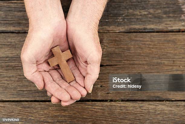 Simples Faith - Fotografias de stock e mais imagens de Adulto maduro - Adulto maduro, Catolicismo, Cristianismo