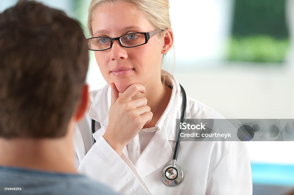 Lekarz słuchać pacjenta - Zbiór zdjęć royalty-free (Adolescencja)