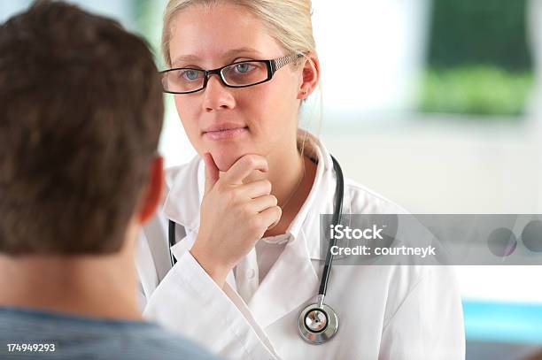 Lekarz Słuchać Pacjenta - zdjęcia stockowe i więcej obrazów Adolescencja - Adolescencja, Asystentka lekarska, Badanie lekarskie