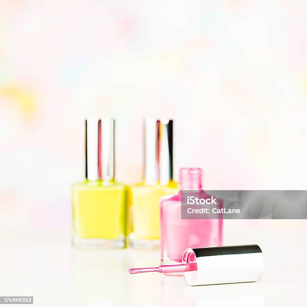 Frühling Farbiger Nagellack Stockfoto und mehr Bilder von Bunt - Farbton - Bunt - Farbton, Drei Gegenstände, Einfachheit