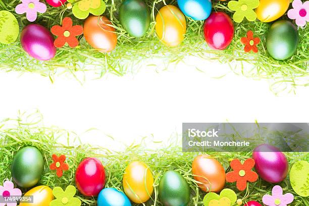 Decoração De Ovos De Páscoa Coloridos - Fotografias de stock e mais imagens de Arte - Arte, Arte e Artesanato - Arte visual, Branco