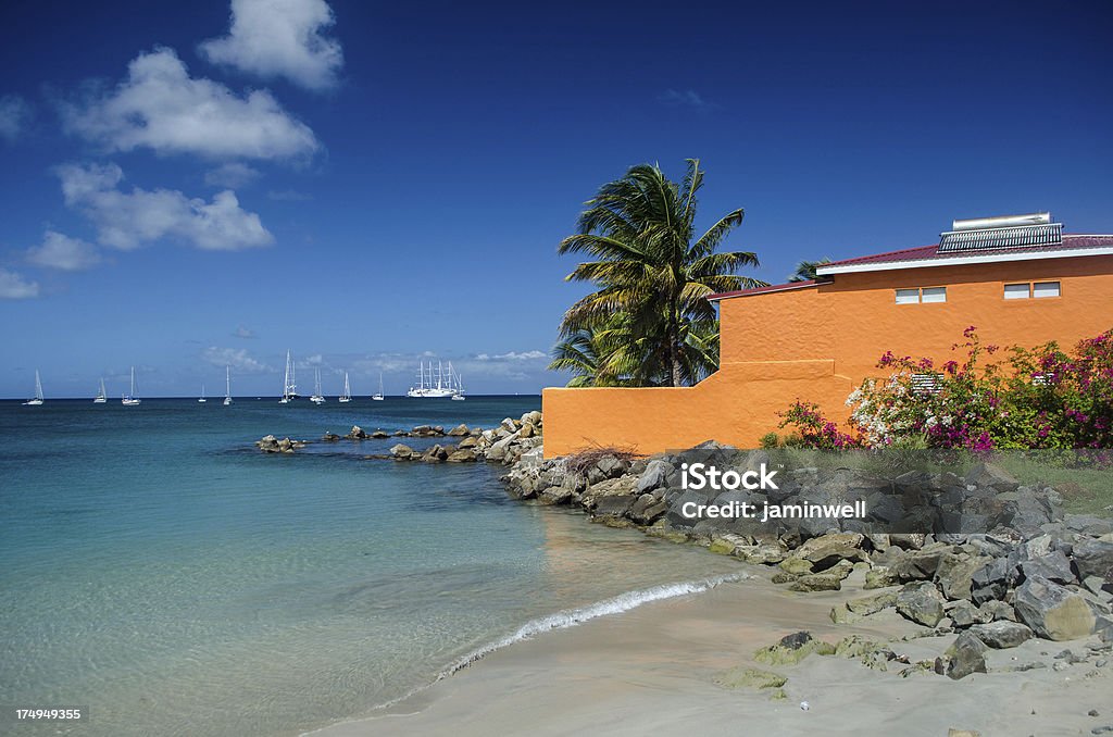 beach house oder motel in exotischen Ort - Lizenzfrei Am Rand Stock-Foto