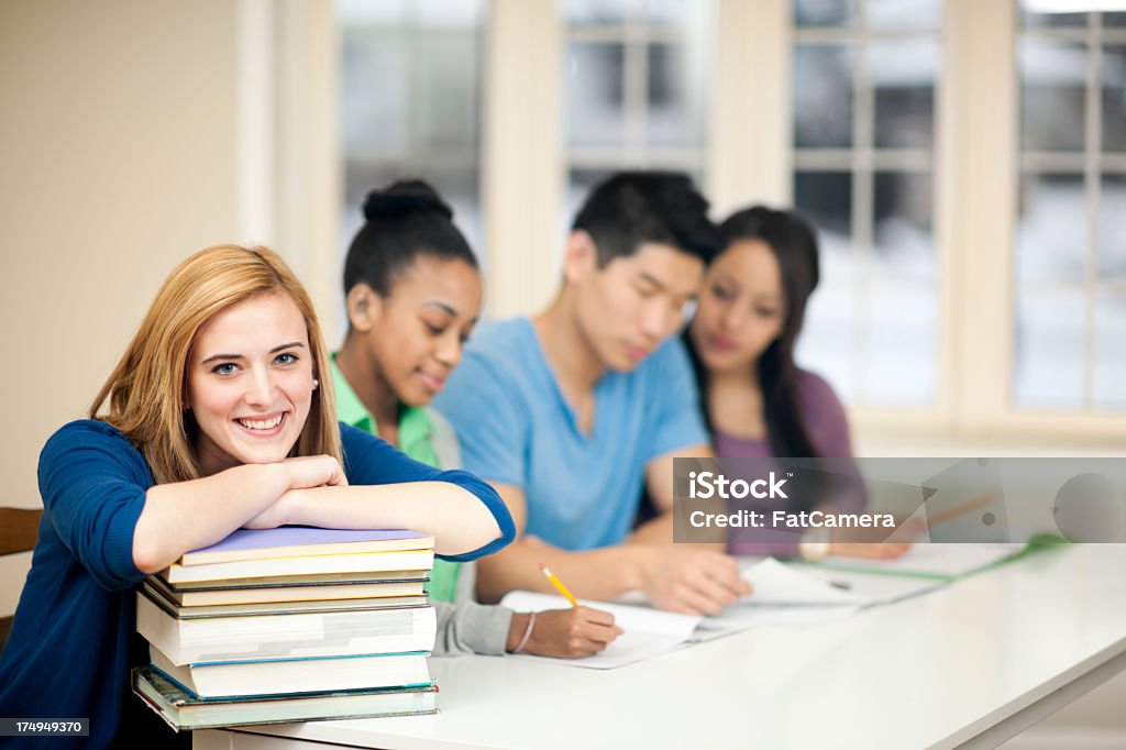 Diversi studenti che studiano. - Foto stock royalty-free di 20-24 anni