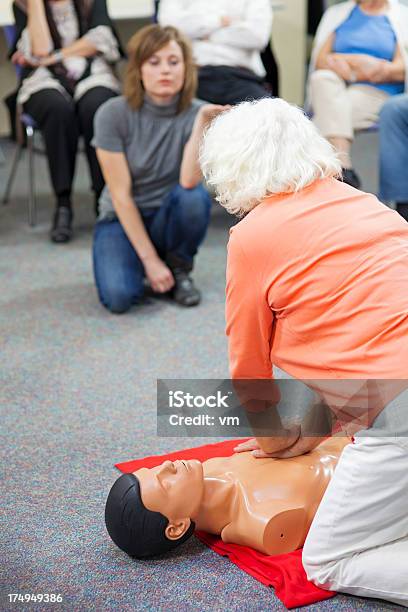 Senior Frau Üben Brust Komprimierungsmethoden Stockfoto und mehr Bilder von 55-59 Jahre - 55-59 Jahre, 60-69 Jahre, 70-79 Jahre