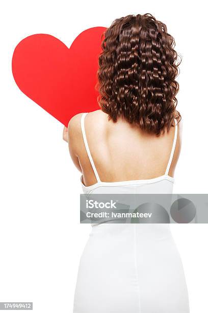 Joven Mujer Sosteniendo Rojo Corazón De Papel Foto de stock y más banco de imágenes de Adulto - Adulto, Adulto joven, Amor - Sentimiento