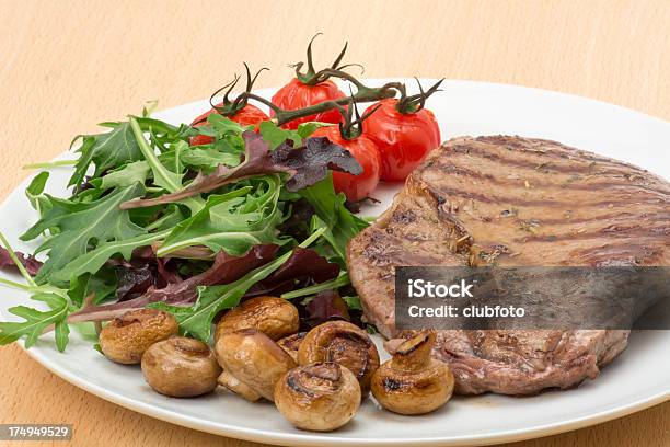 Gegrilltes Ribeyesteak Stockfoto und mehr Bilder von Feinschmecker-Essen - Feinschmecker-Essen, Fleisch, Fotografie