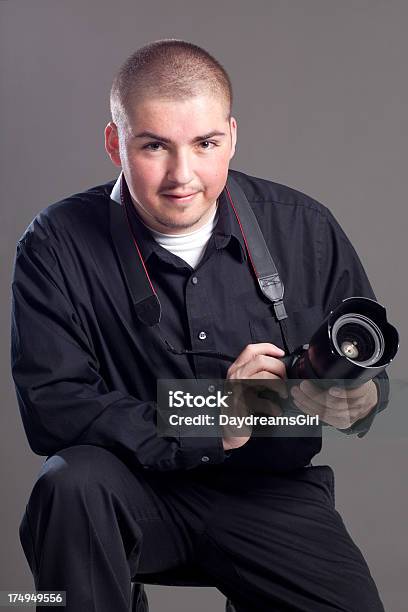 Szczęśliwy Młody Fotograf Latynos - zdjęcia stockowe i więcej obrazów 20-24 lata - 20-24 lata, 20-29 lat, Aparat fotograficzny