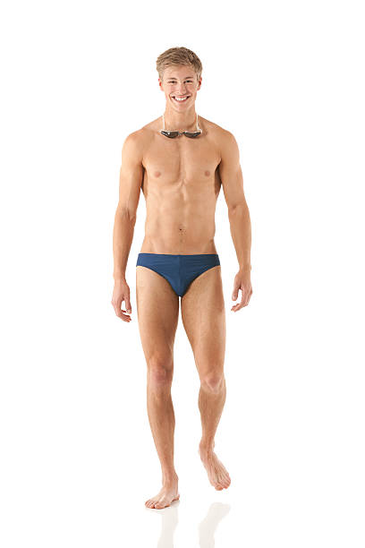 счастливый пловец ходьбы - swimming trunks men muscular build athlete стоковые фото и изображения