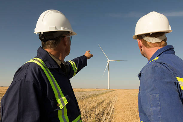 wiatrak inżynierów - alternative energy electricity wind turbine team zdjęcia i obrazy z banku zdjęć