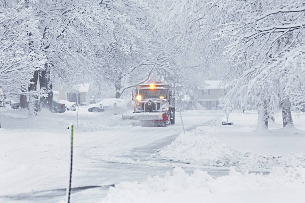 pług śnieżny czyszczenie ulicy mieszkalnej blizzard śniegu - isweather2013 zdjęcia i obrazy z banku zdjęć