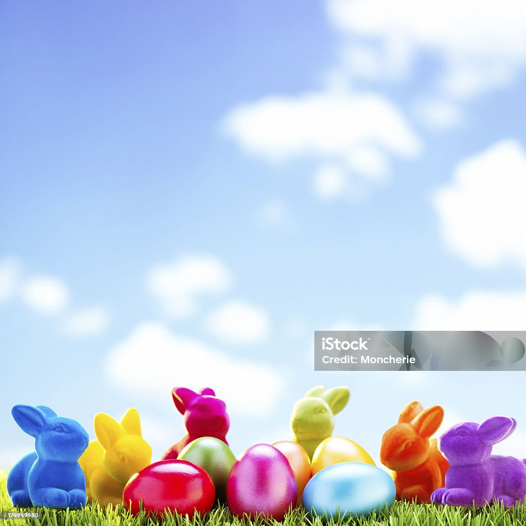 Ostern Häschen und Ostereier auf Wiese mit bewölkten Himmel Hintergrund - Lizenzfrei Bildhintergrund Stock-Foto