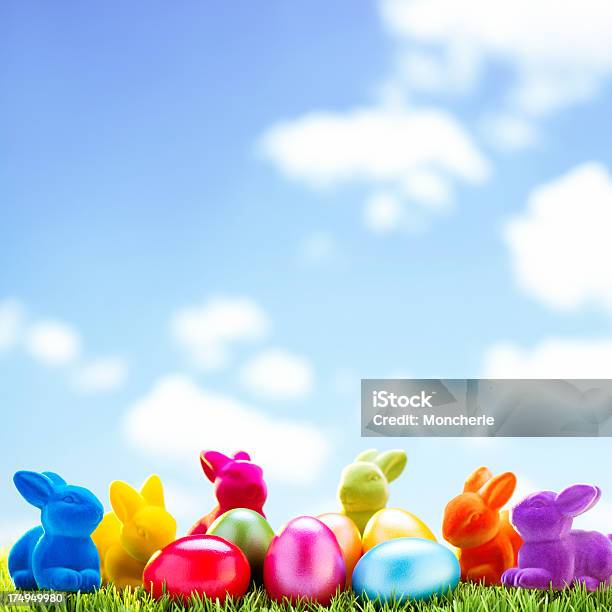 Ostern Häschen Und Ostereier Auf Wiese Mit Bewölkten Himmel Hintergrund Stockfoto und mehr Bilder von Bildhintergrund