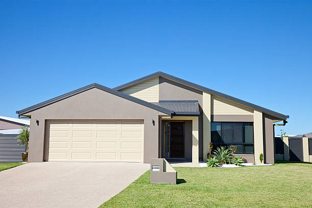 moderne familie zuhause vor der blauen himmel copyspace - house australia residential structure contemporary stock-fotos und bilder