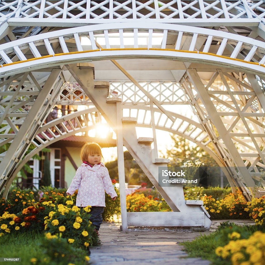 De little girl in summer park - Foto de stock de Aire libre libre de derechos