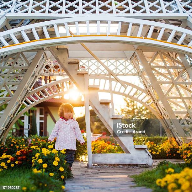 De Little Girl In Summer Park Foto de stock y más banco de imágenes de Aire libre - Aire libre, Bebé, Cuadrado - Composición