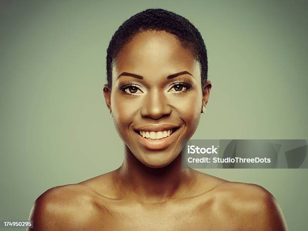 魅力的な若いアフリカの女性 - 1人のストックフォトや画像を多数ご用意 - 1人, 20-24歳, 20代