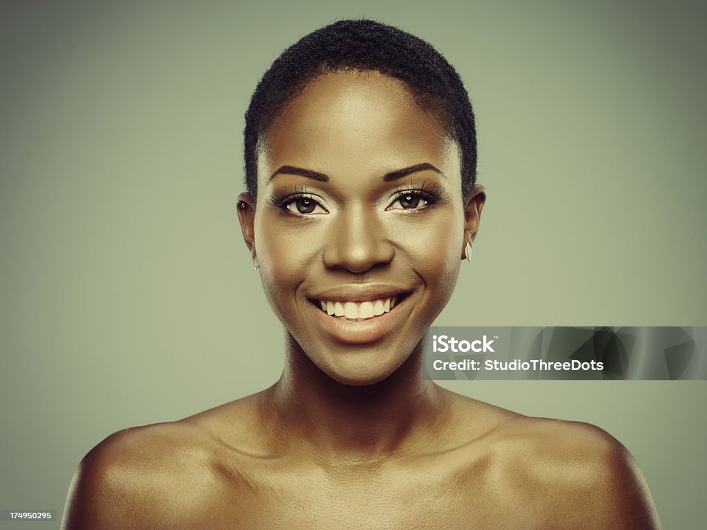 Atrakcyjna Młoda kobieta Afryki - Zbiór zdjęć royalty-free (20-24 lata)