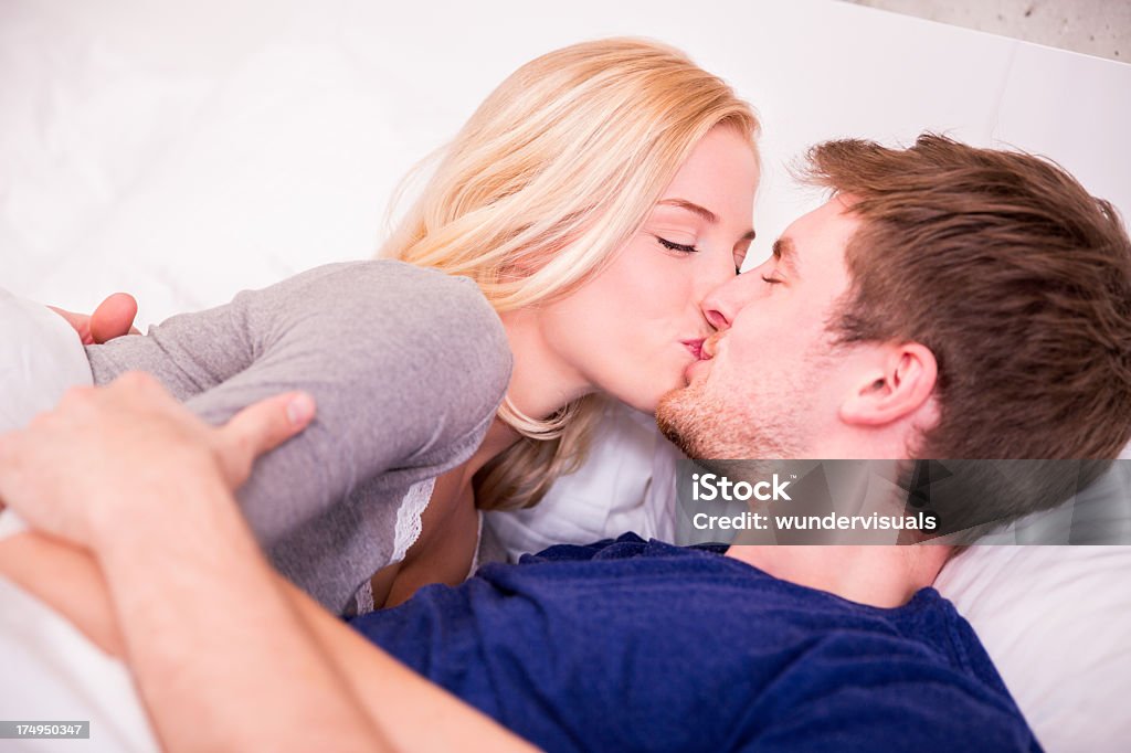 Foto de una pareja en la cama - Foto de stock de 20 a 29 años libre de derechos
