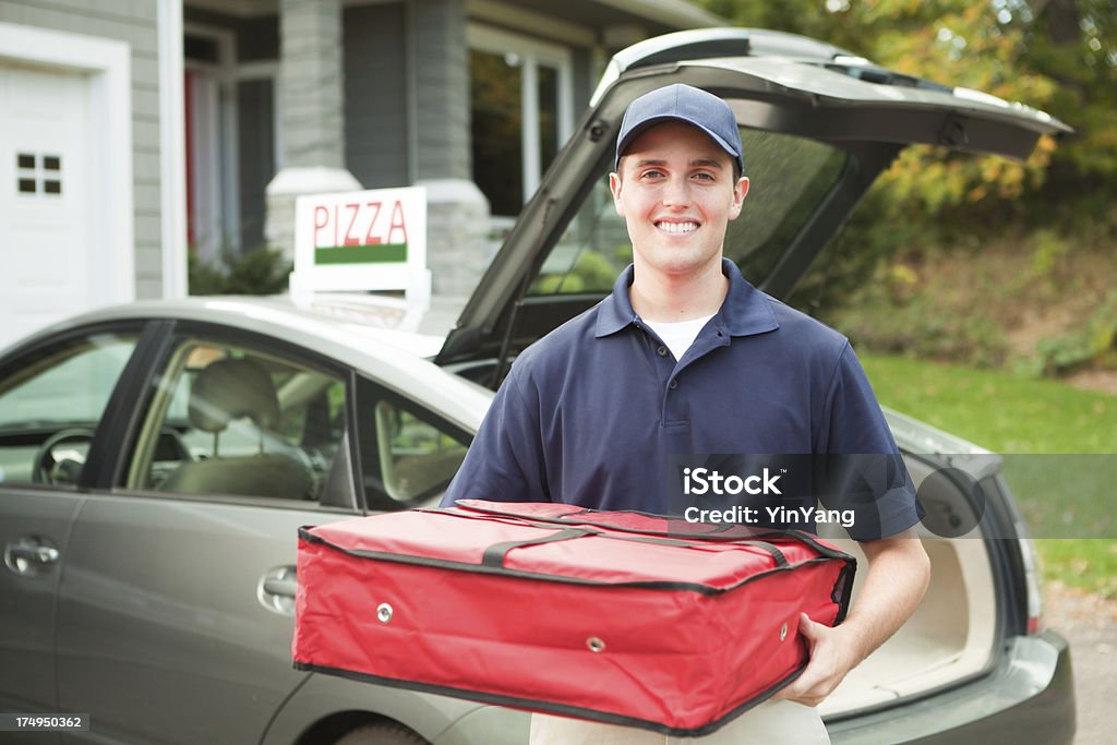 Heureux souriant homme, livraison de Pizza Le forfait Hz - Photo de Livreur de pizza libre de droits