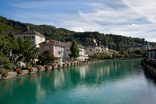 トゥーン、スイスます。スイス家屋の岸辺にアーレ川 - landscape house water lake thun ストックフォトと画像