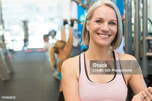 Photo libre de droit de Entraîneur Athlétique Posant Dans Son Centre De Remise En Forme Club banque d'images et plus d'images libres de droit de Entraînement sportif