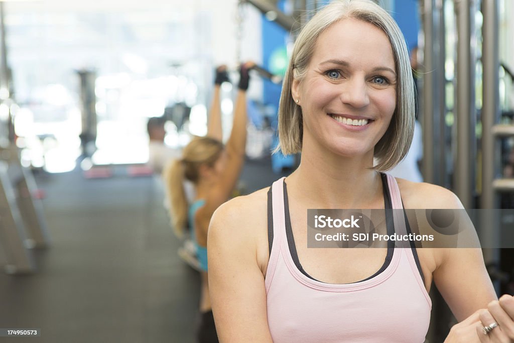 Treinador atlético Posando no seu estado de Saúde e fitness club - Royalty-free Treinar Foto de stock